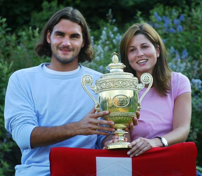 1. Sono passati 14 anni dal primo successo di Roger Federer nello Slam. Il primo trionfo arriv a Wimbledon nel 2003, quando in finale super Philippoussis (Aus) 7-6 6-2 7-6. Nella foto con lui c&#39;era gi, Mirka Vavrinec. (Afp). 